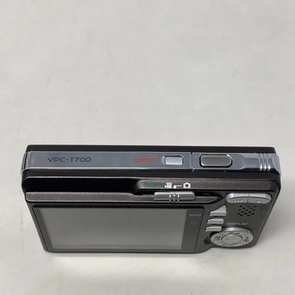Sanyo Digital Camera VPC T700 7.0MP Black With Charger Manual & 16 GB SD Card